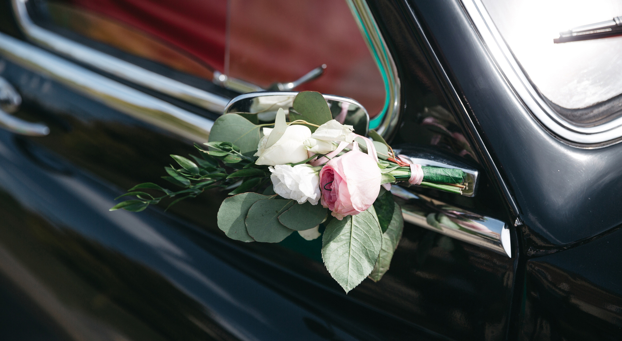 https://statics.cedscdn.it/photos/MED_HIGH/2026/01/24/9317391_24131444_decor_wedding_car_with_flowers.jpg