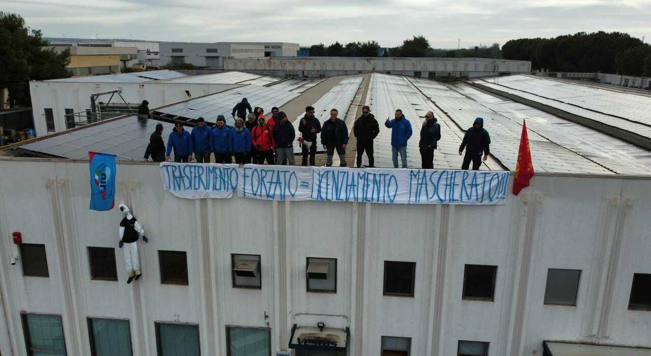vestas operai sul tetto per dire no al trasferimento licenziamento mascherato