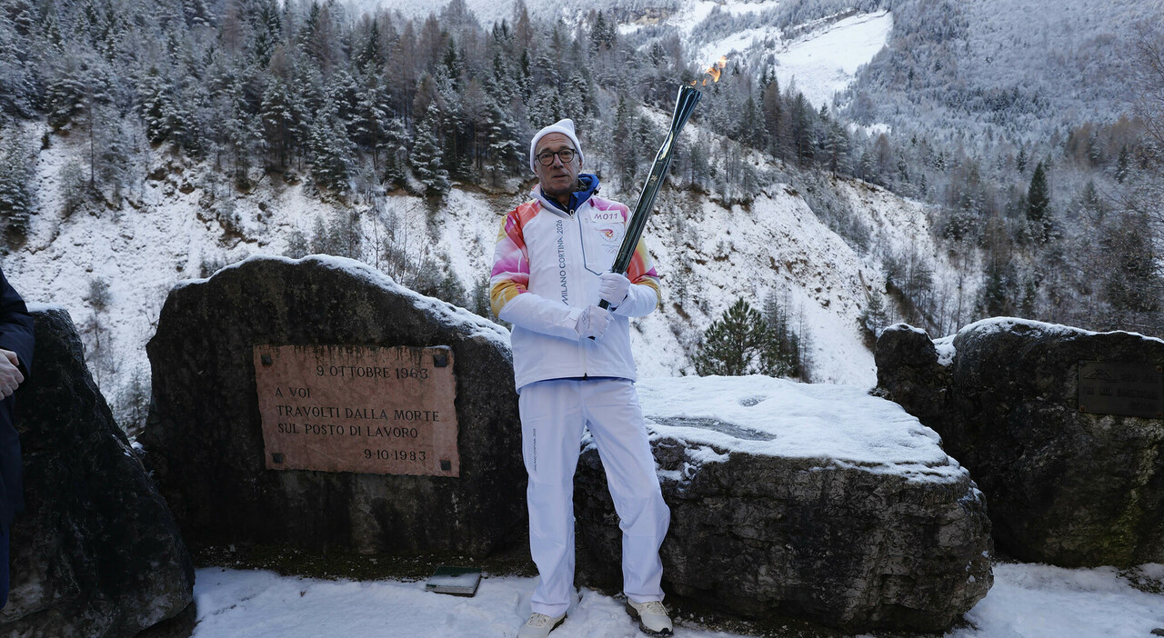 olimpiadi dal vajont alla regina delle dolomiti la fiaccola arriva a cortina il passaggio nei luoghi simbolo