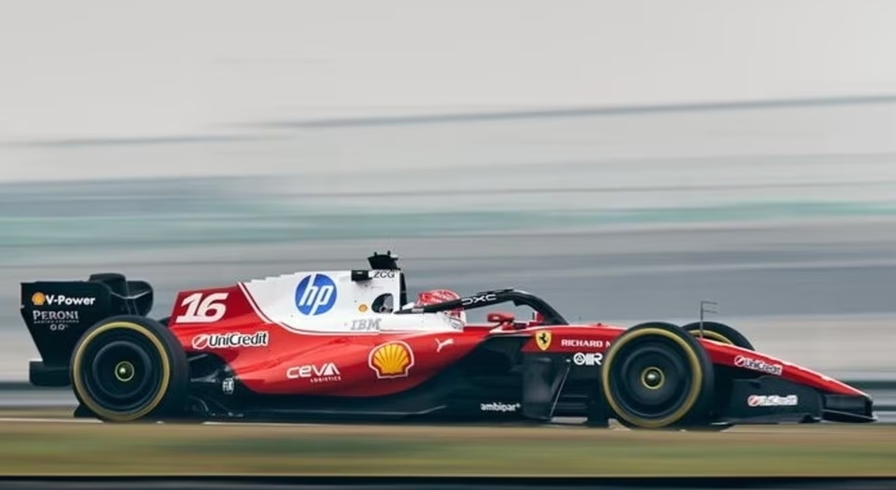 La Ferrari SF-26 di Leclerc durante i test di Barcellona