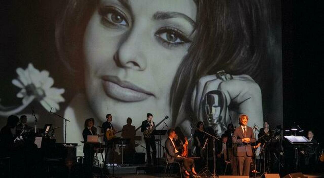 Carlo Ponti, nel ruolo di direttore d’orchestra, protagonista all’Augusteo dello show dedicato alla madre. Lina Sastri ospite d’onore