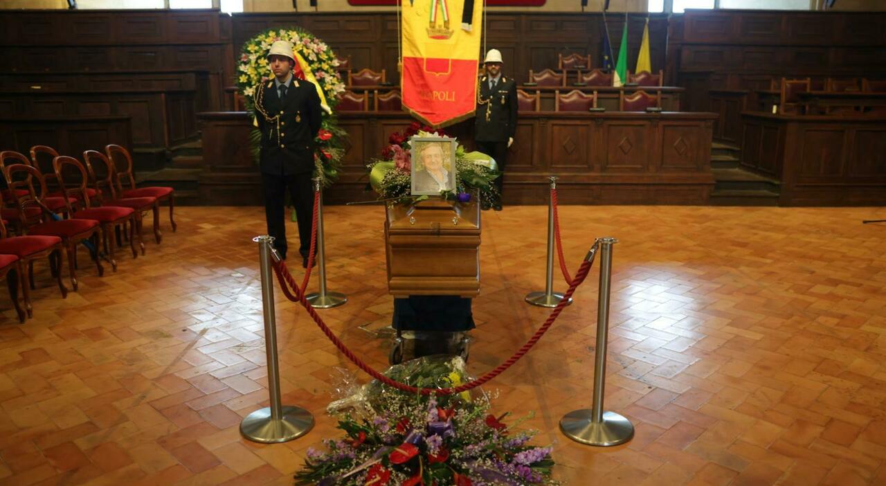 napoli aperta la camera ardente dell ex vicesindaco tino santangelo