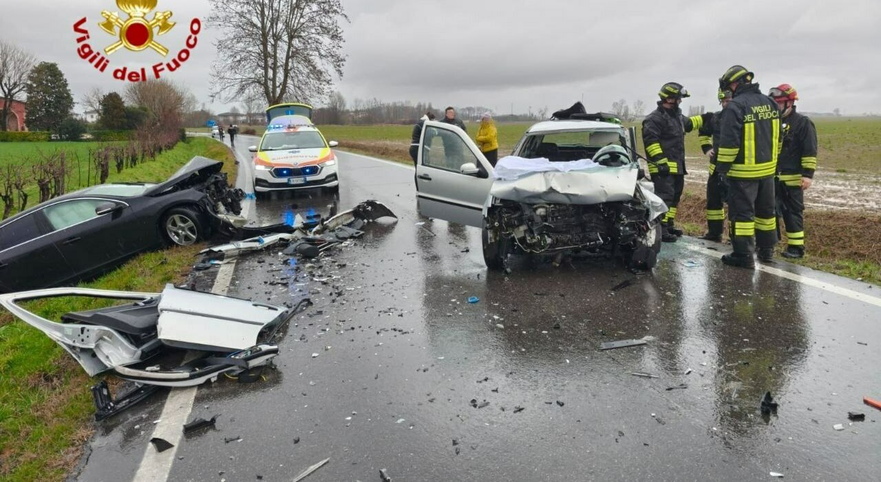incidente frontale tra due auto tre feriti una persona incastrata tra le lamiere e liberata con le cesoie 232 grave