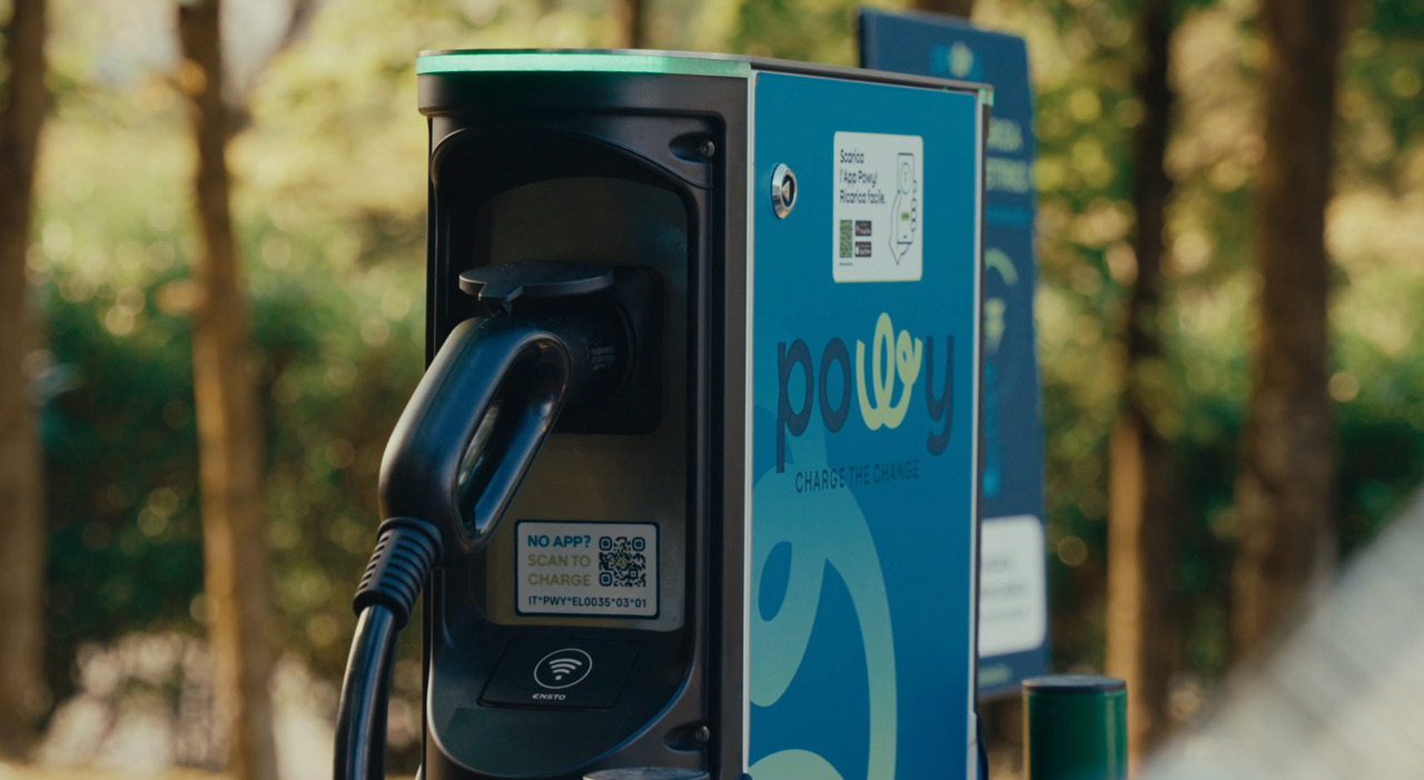 Una colonnina di ricarica Powy