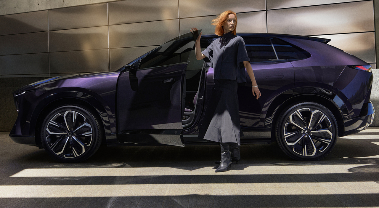 la CX-6e presenta una lunghezza di 4,85 metri, una larghezza di 1,94 e un&rsquo;altezza di 1,62.