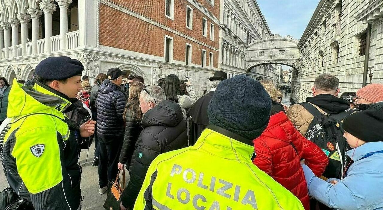 carnevale zone rosse a venezia e controlli con i metal detector a rialto saranno vietati gli assembramenti