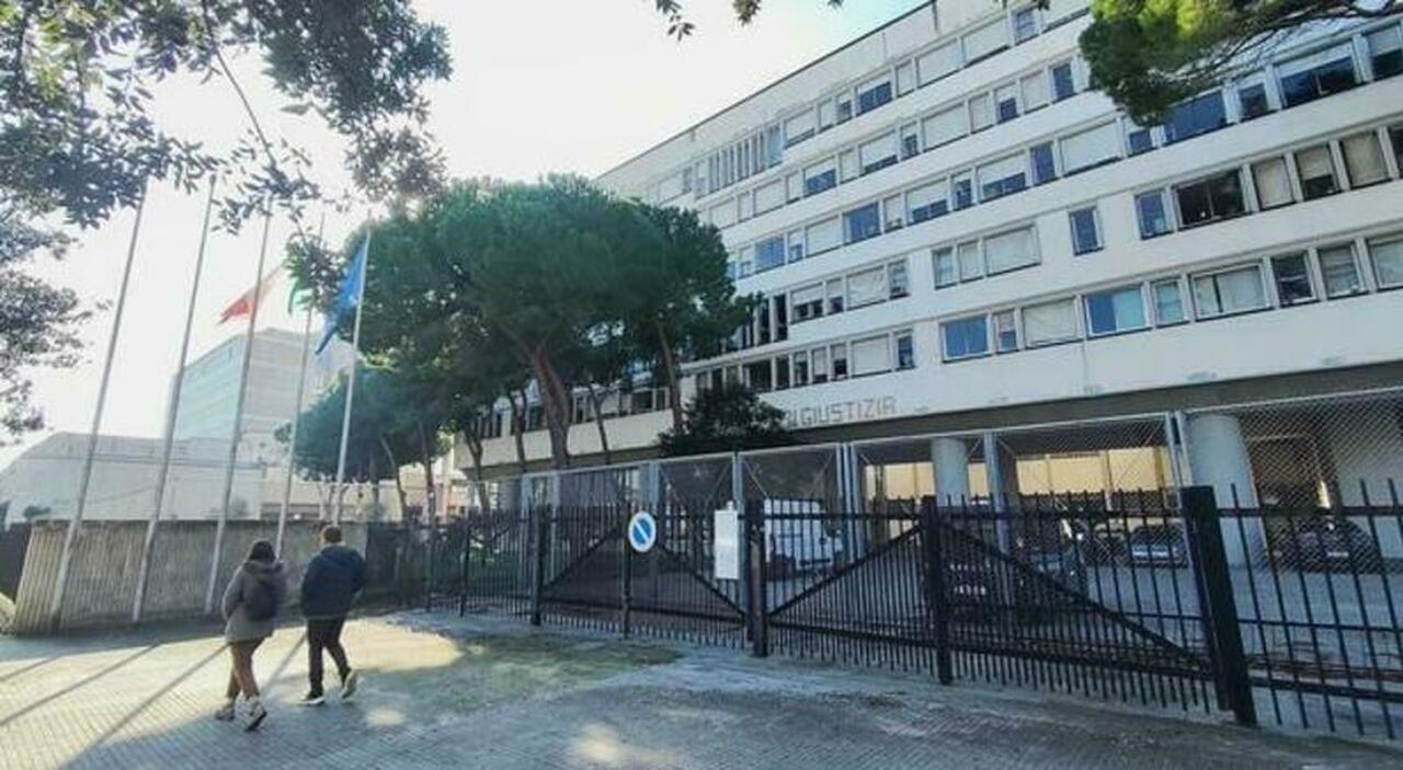 studente di 14 anni sbattuto al muro dal prof ti uccido scatta la denuncia dei genitori cosa rischia il docente