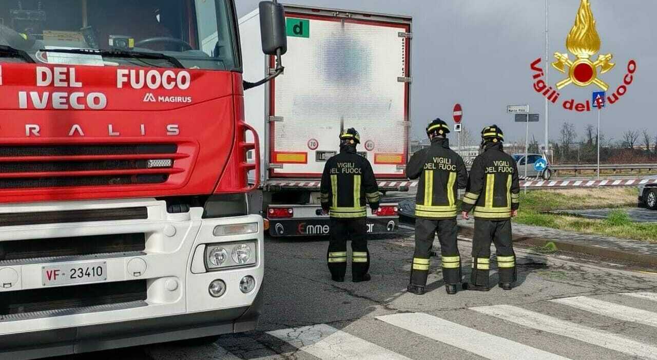 https://statics.cedscdn.it/photos/MED_HIGH/2026/01/29/9327625_29175054_incidente_camion_morto.jpg