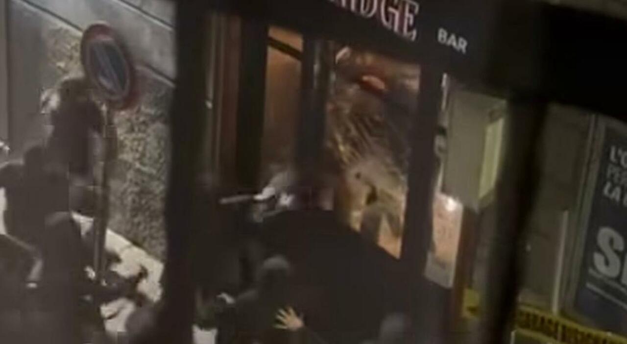 Napoli, a Chiaia raid di teppisti nei bar: «Aggrediti tifosi del Chelsea»
