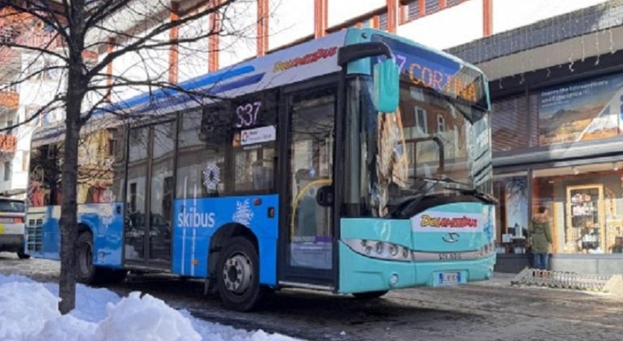 Bambino di 11 anni lasciato giù dal bus, la mamma: «Ha camminato 6 chilometri sotto la neve. Quando è arrivato a casa era in ipotermia»