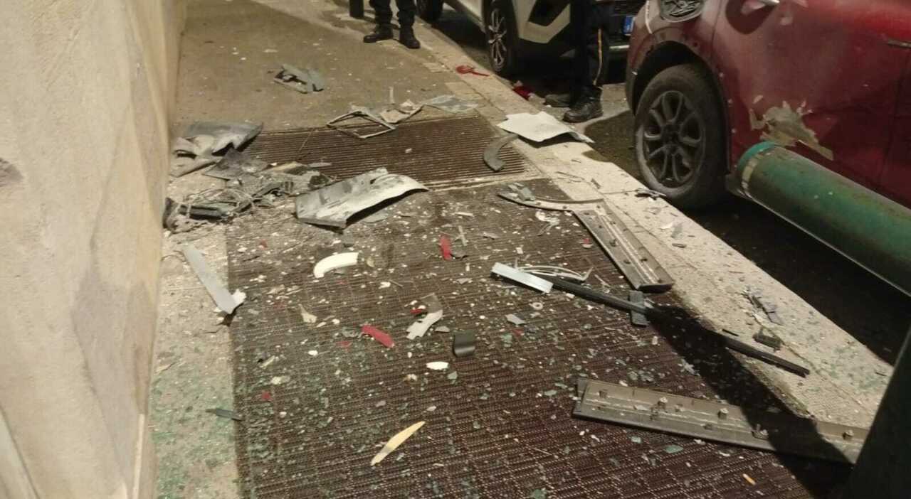 assalto a un bancomat nella notte due esplosioni danneggiate anche le auto ma il colpo non 232 riuscito