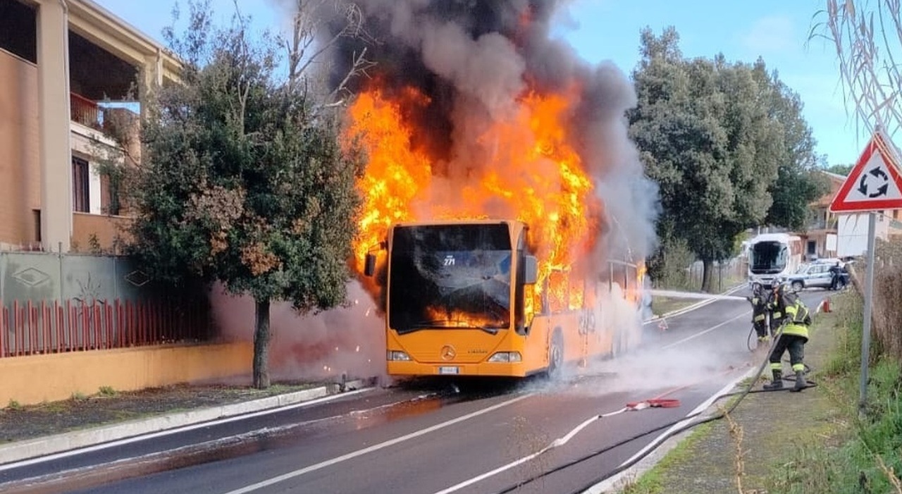 https://statics.cedscdn.it/photos/MED_HIGH/2026/01/30/9329565_30154542_bus_fiamme_ariccia_cosa_successo.jpg