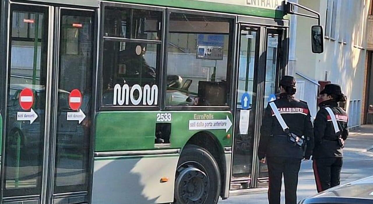 lite tra passeggeri sull autobus della mom disabile ferito l autista ferma il mezzo e fa scendere l altro uomo che fugge ricerche in corso