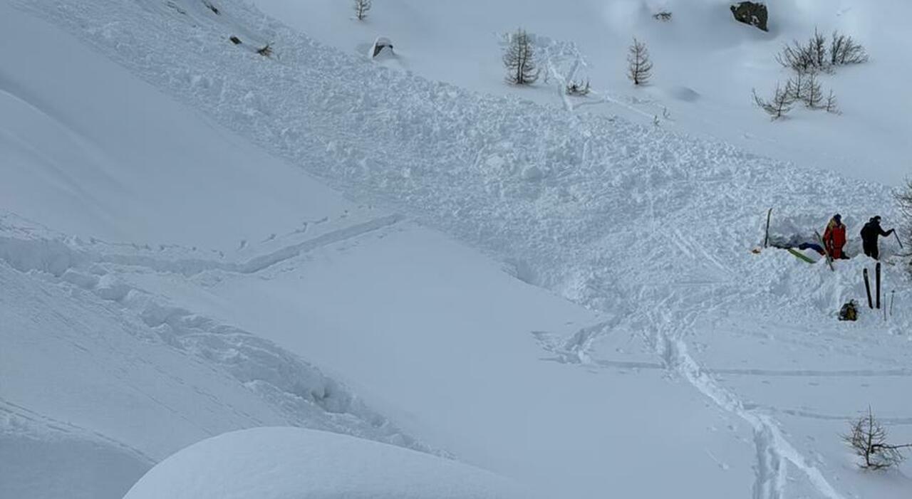 Due valanghe a distanza di poche ore sul Passo del Tonale e sulla Marmolada, 10 scialpinisti travolti salvati da amici e zaini con gli airbag