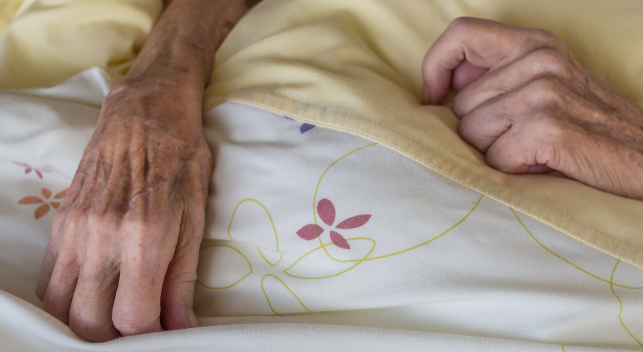 anziana sola bloccata a letto con la febbre per 5 giorni i carabinieri le portano da mangiare