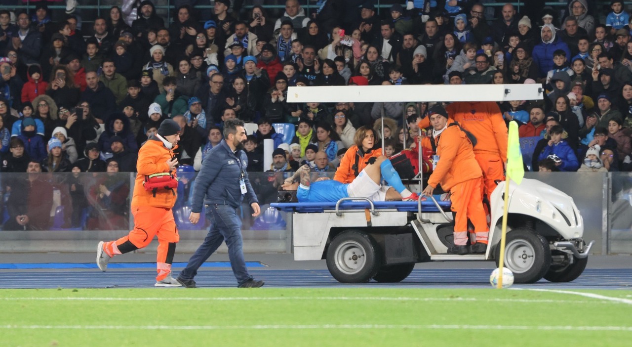 napoli fiorentina infortunio al ginocchio per di lorenzo il capitano esce in barella