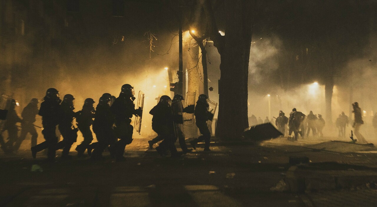 a torino guerriglia per askatasuna 11 feriti poliziotto accerchiato e preso a martellate meloni colpito lo stato