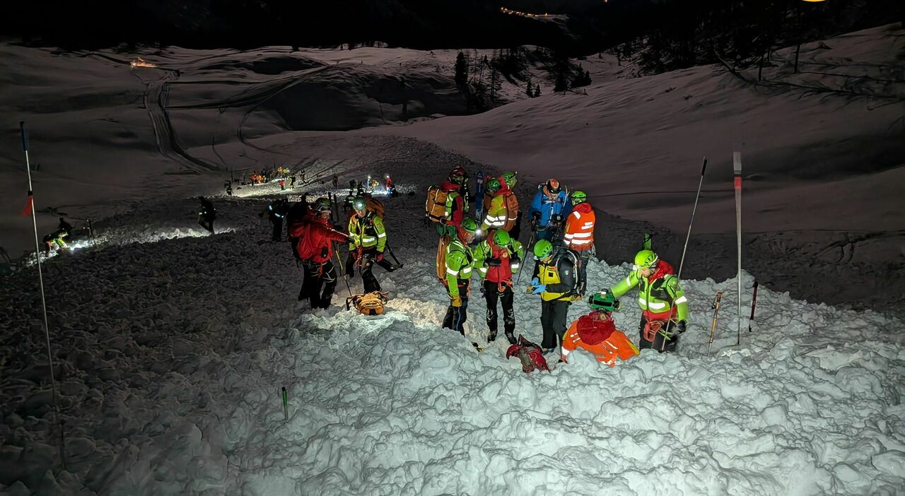 valanga sul monte tiarfin morto un escursionista il corpo ritrovato sotto mezzo metro di neve sulla sella nevea salvata una persona sepolta dalla slavina