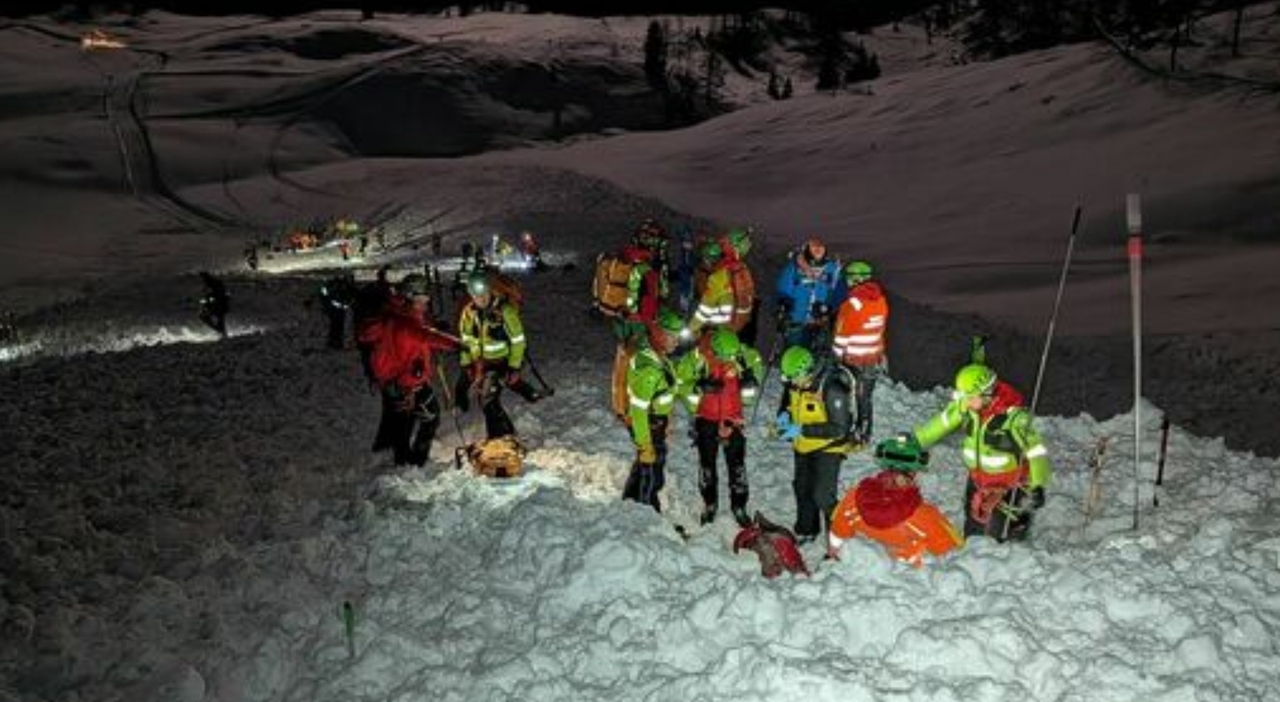 valanghe tra friuli venezia giulia e veneto morto un escursionista il corpo trovato sotto un metro di neve salvate cinque persone