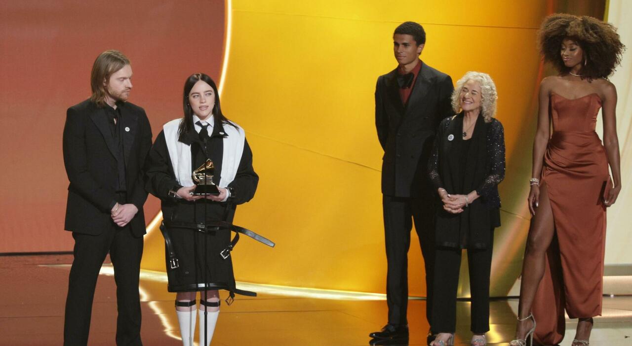 grammy vince billie eilish wildflower 232 la migliore canzone dell anno sul palco la protesta ice out bad bunny primo latino album dell anno
