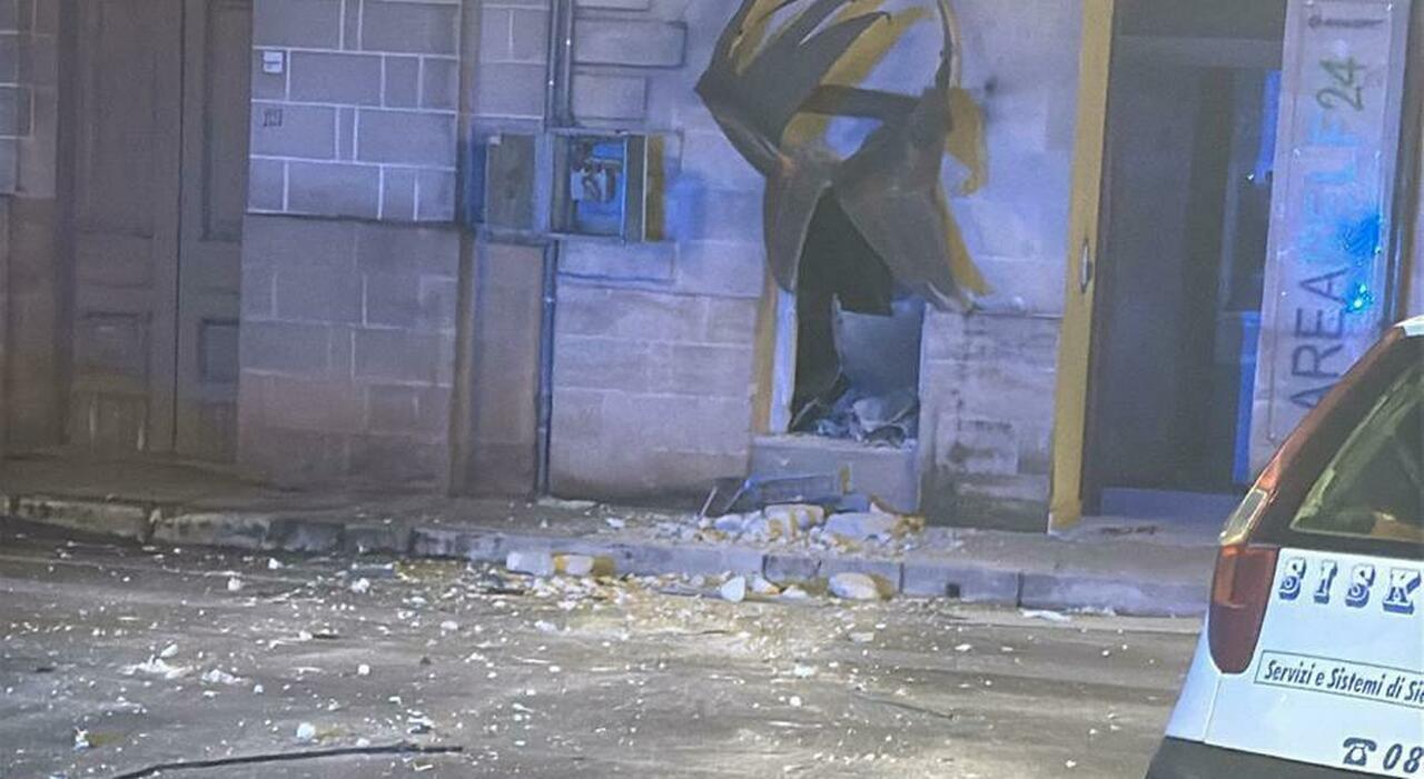 Bancomat, terrore in piena notte: bomba allo sportello della Bcc. Nuovo assalto nella Puglia flagellata dai banditi