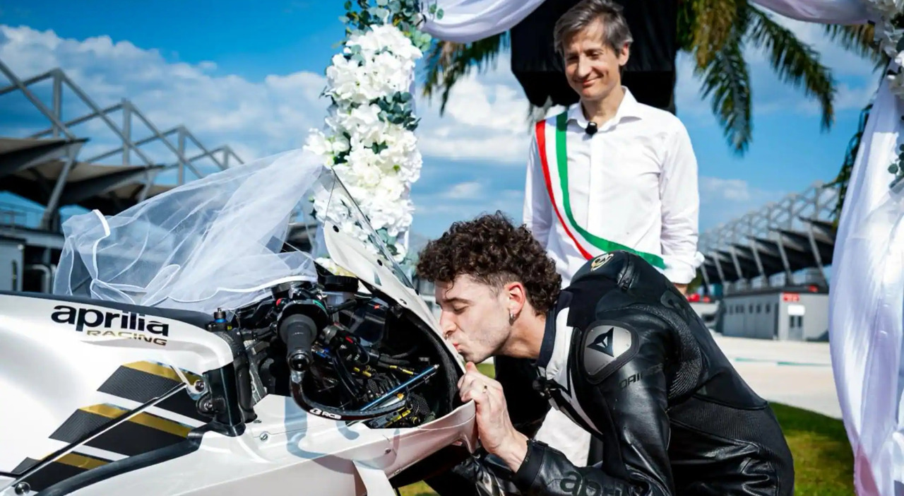 Marco Bezzecchi rinnova con l'Aprilia Racing, qui con Massimo Rivola, ceo Aprilia Racing