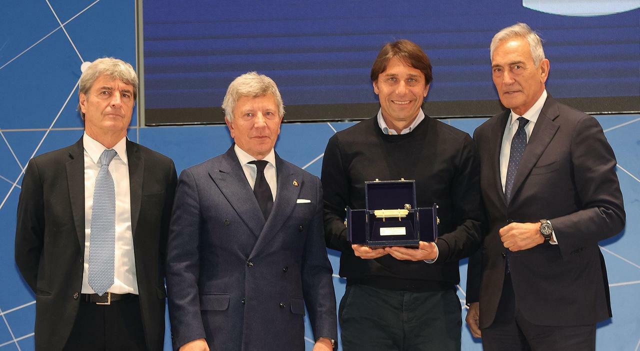 conte la panchina d oro e d orgoglio da Ilmattino.it conte la panchina d oro e d orgoglio