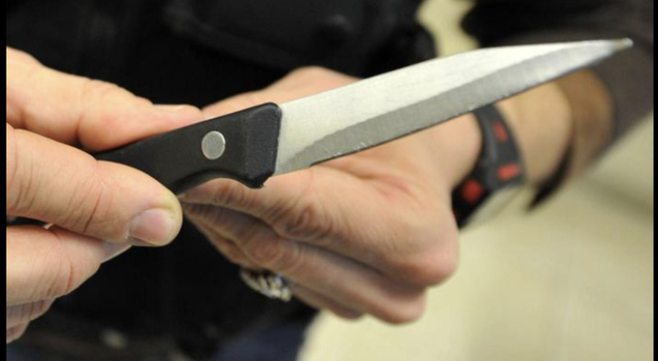 salerno lite a coltellate tra due studenti fuori scuola ragazzi trasportati in ospedale uno di loro ferito al collo