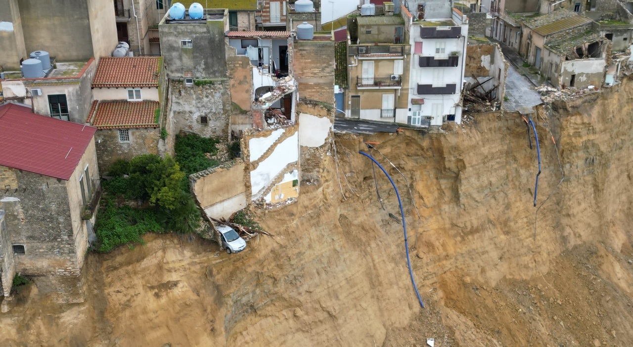 Niscemi,137 edifici verso l?abbattimento, il sindaco frena: «La città resta qui, nessuna new town». L?inchiesta, l?Ai e la linea dura