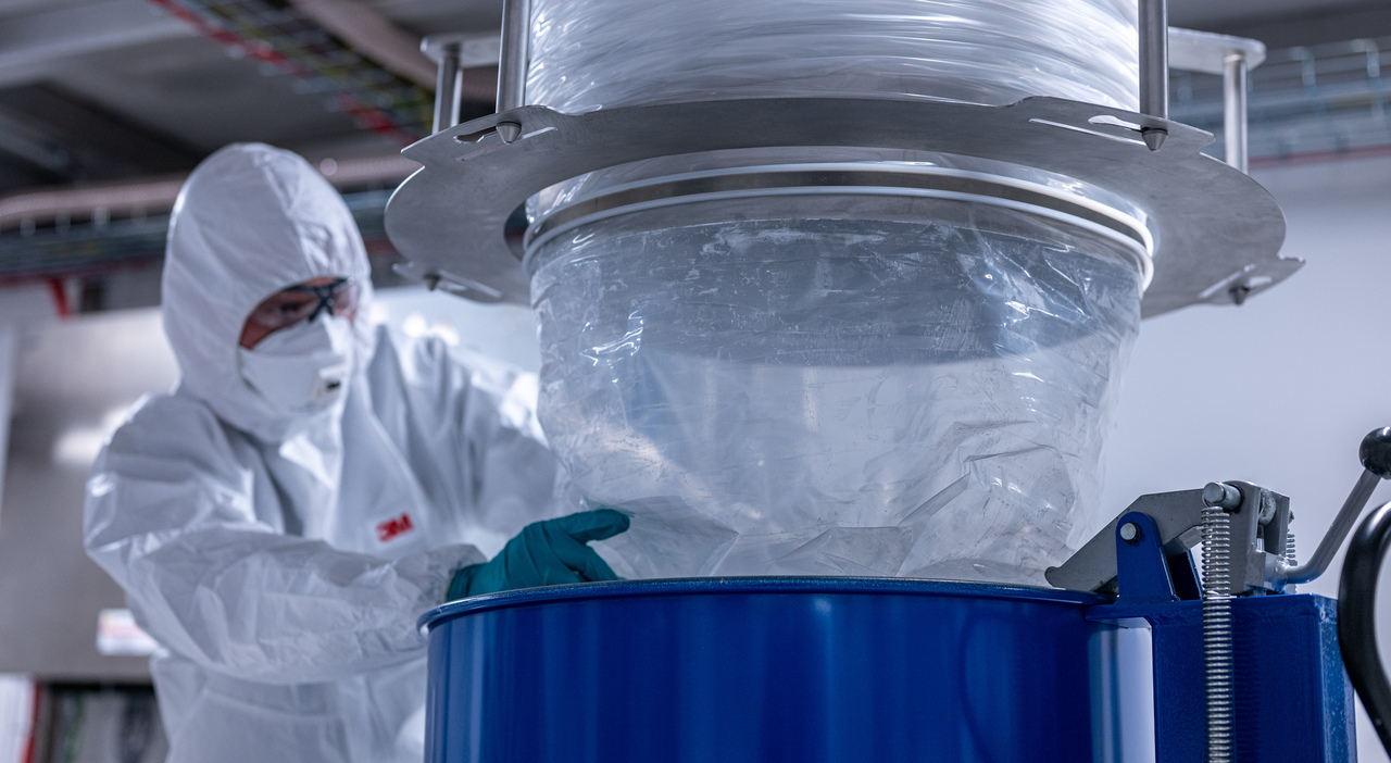 Il processo di smontaggio e recupero dei materiali dalla batteria di un'auto elettrica