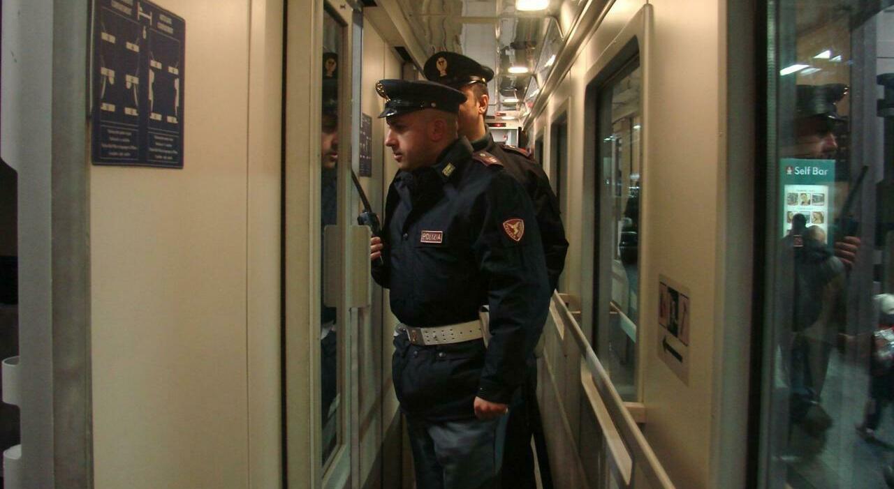 Palpeggia una passeggera sul regionale, operaio del cantiere navale stanato dalle spycam