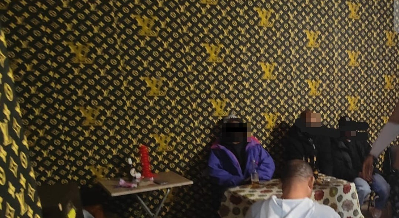 fumeria di hashish nel retro del negozio etnico blitz dei vigili sequestrate anche cannabis e cocaina