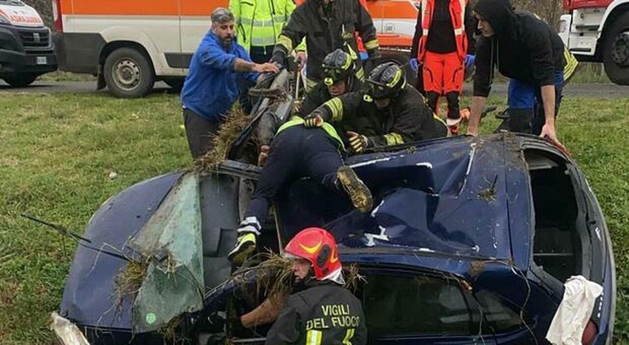 Latina, incastrata nell’auto finita nel canale: ragazza di 21 anni salvata dai passanti