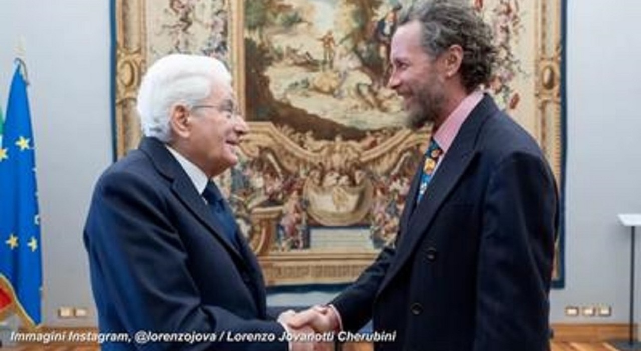 La stretta di mano fra il presidente Mattarella e Lorenzo Cherubini in arte Jovanotti
