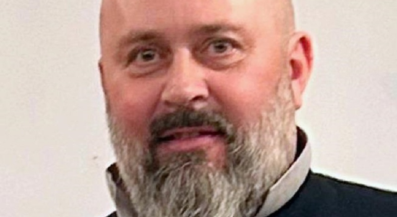 filippo peccolo agente della goppion ucciso da un malore in casa a 52 anni i genitori la vicina sentiva l acqua scorrere siamo entrati e lo abbiamo trovato senza vita