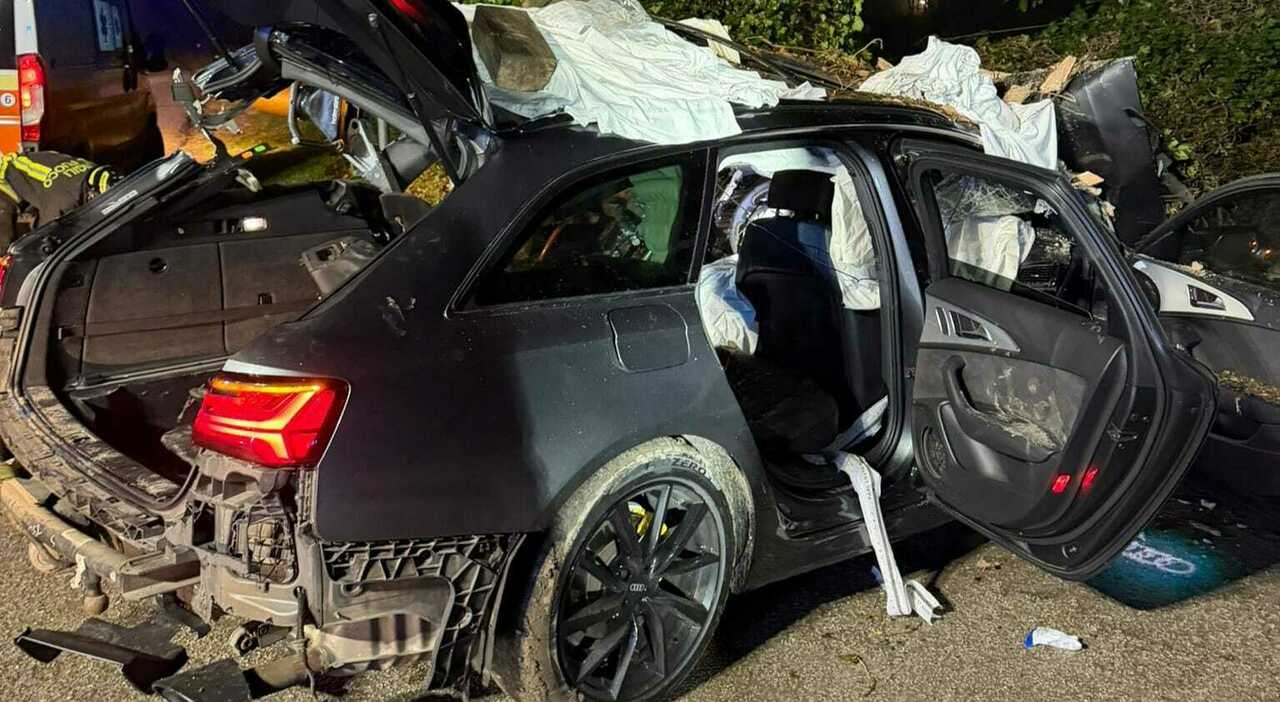 perde il controllo dell audi a6 si schianta contro il muro di una casa e resta incastrato tra le lamiere 22enne in fin di vita