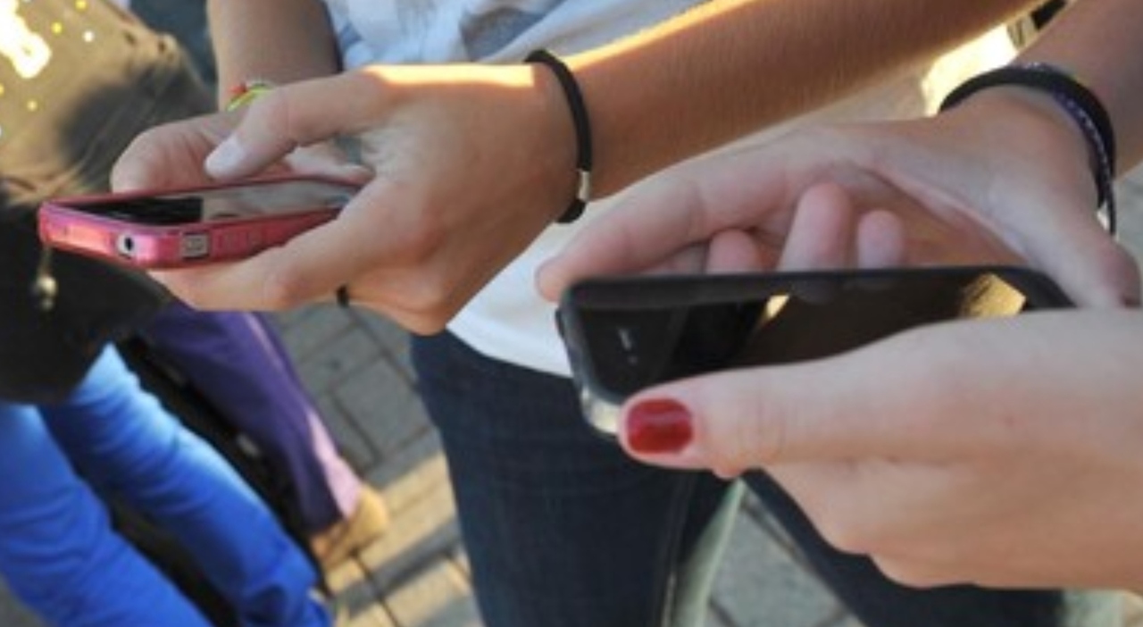 tre sorelline si gettano dal nono piano di un palazzo e muoiono i genitori le avevano messe in punizione niente giochi sul cellulare