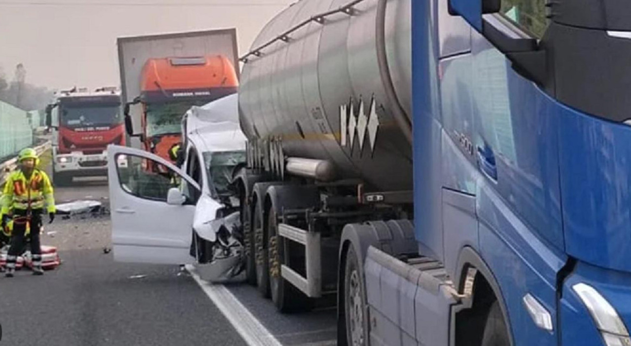 https://statics.cedscdn.it/photos/MED_HIGH/2026/02/05/9341108_05085406_incidente_a1_camion.jpg