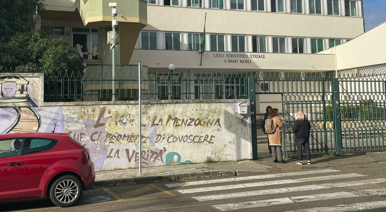 raid e furti nelle scuole cresce l allarme nella notte colpito il liceo banzi di lecce