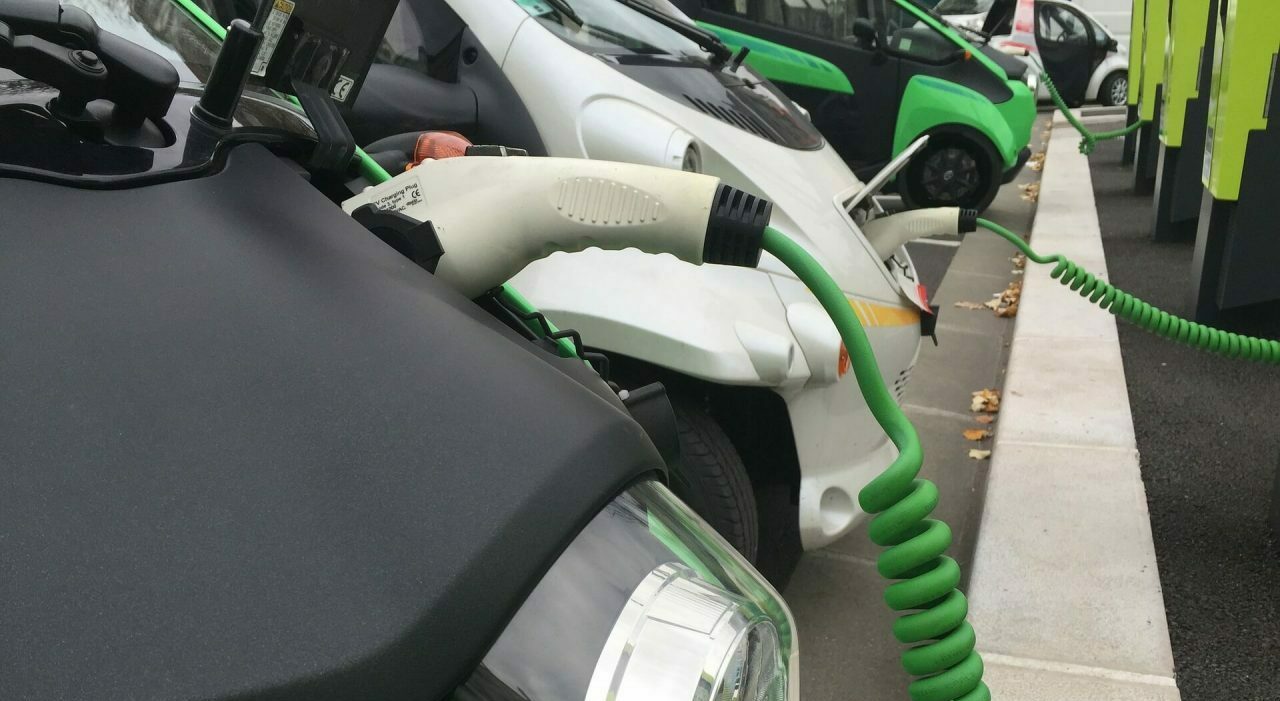 Auto elettriche in ricarica
