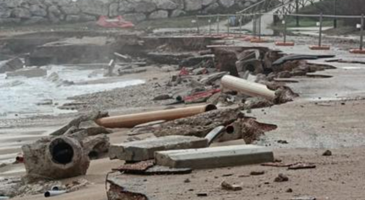Incubo mareggiata, Porto Recanati ancora ko. Chalet distrutti dalle onde, ristoranti evacuati. Il sindaco Michelini: «Nessuna allerta»
