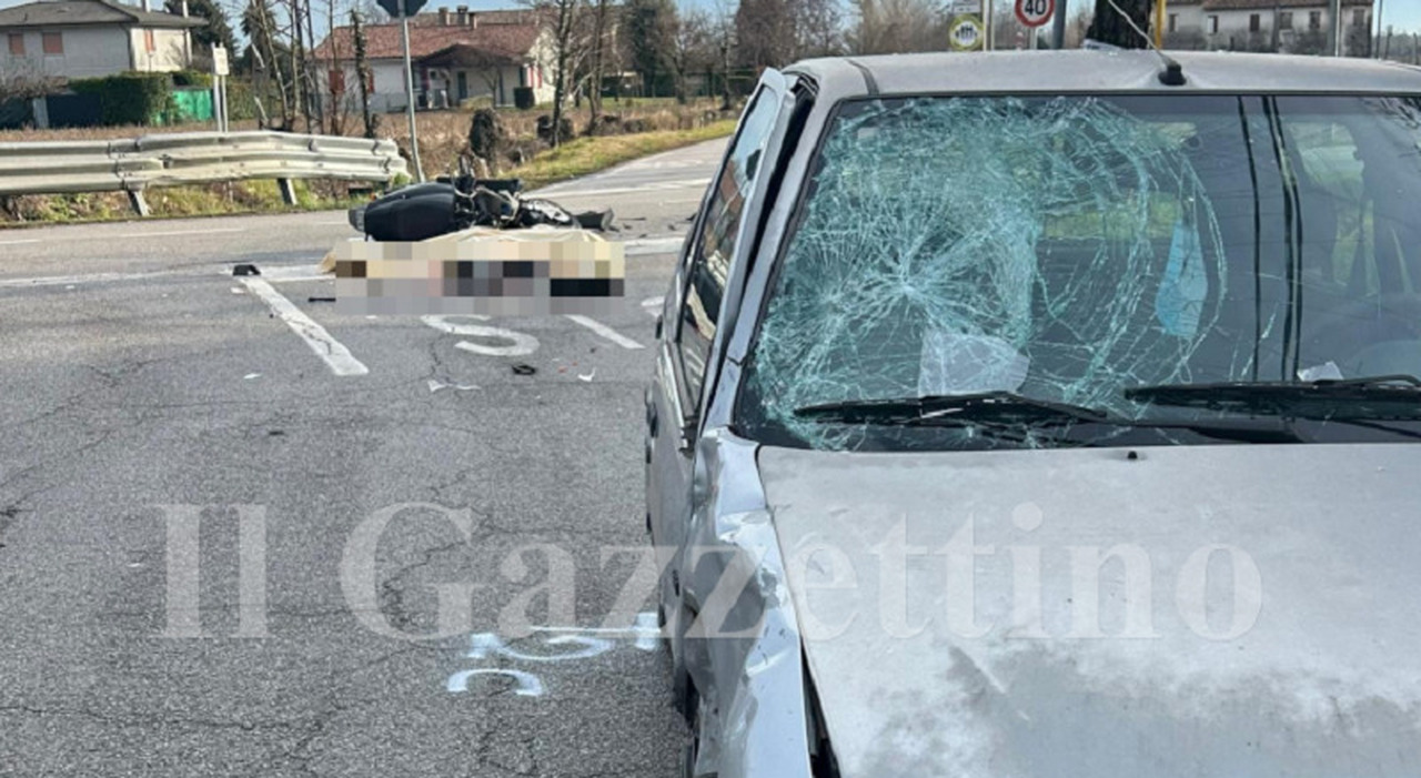 incidente tra un auto e una moto allincrocio tra via castellana e via sile morto il centauro 26enne