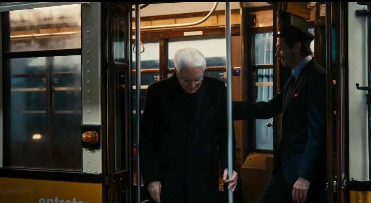 Valentino Rossi autista del tram con a bordo Mattarella: il filmato dei Giochi olimpici con il campione di Tavullia VIDEO