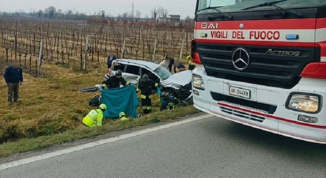 Incidente tra due auto sulla Cadore Mare, passeggeri sbalzati fuori dal veicolo: cinque feriti, uno è grave