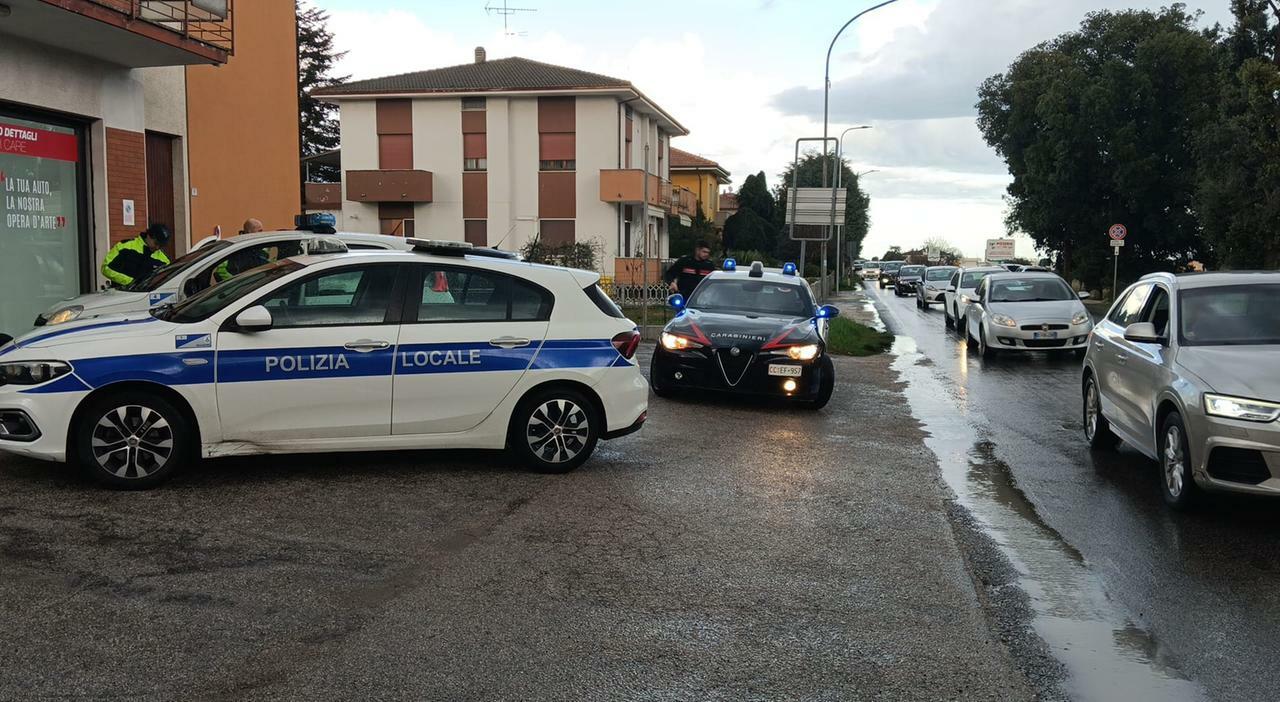 Topo d?auto a 18 anni scoperto e bloccato: a Mondolfo i proprietari lo hanno inseguito, momenti di tensione