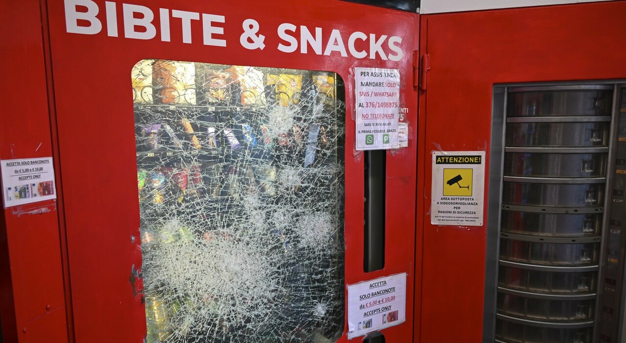 Vandali devastano il self service, la caffetteria di via Umberto I distrutta: le telecamere hanno ripreso tutto
