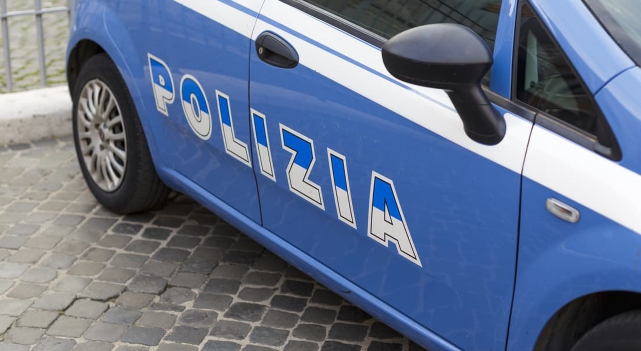 Anziano circondato e minacciato, calci all