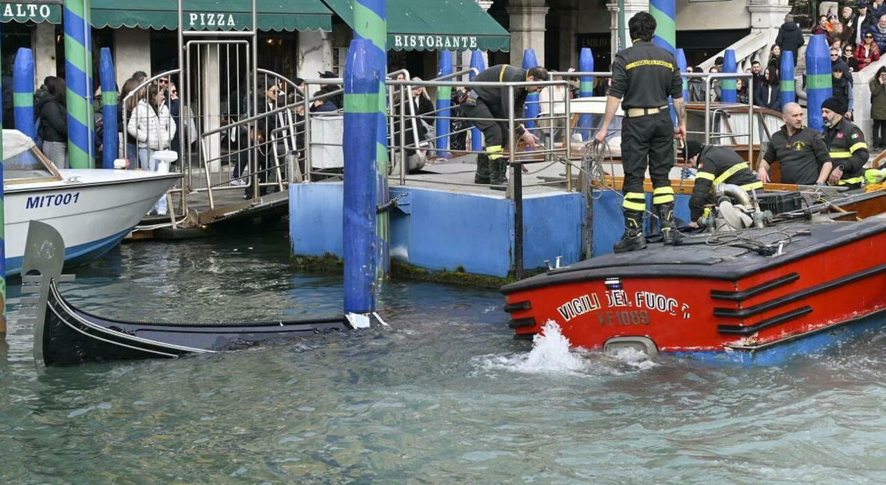 Motoscafo Alilaguna si schianta contro una barca e due gondole: nove feriti caduti nel Canal Grande