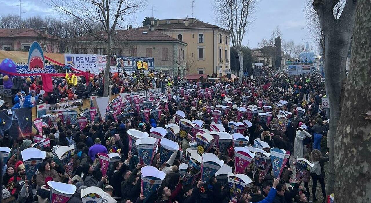 Fano, al Carnevale oltre 13mila paganti: il getto di dolciumi batte la pioggia