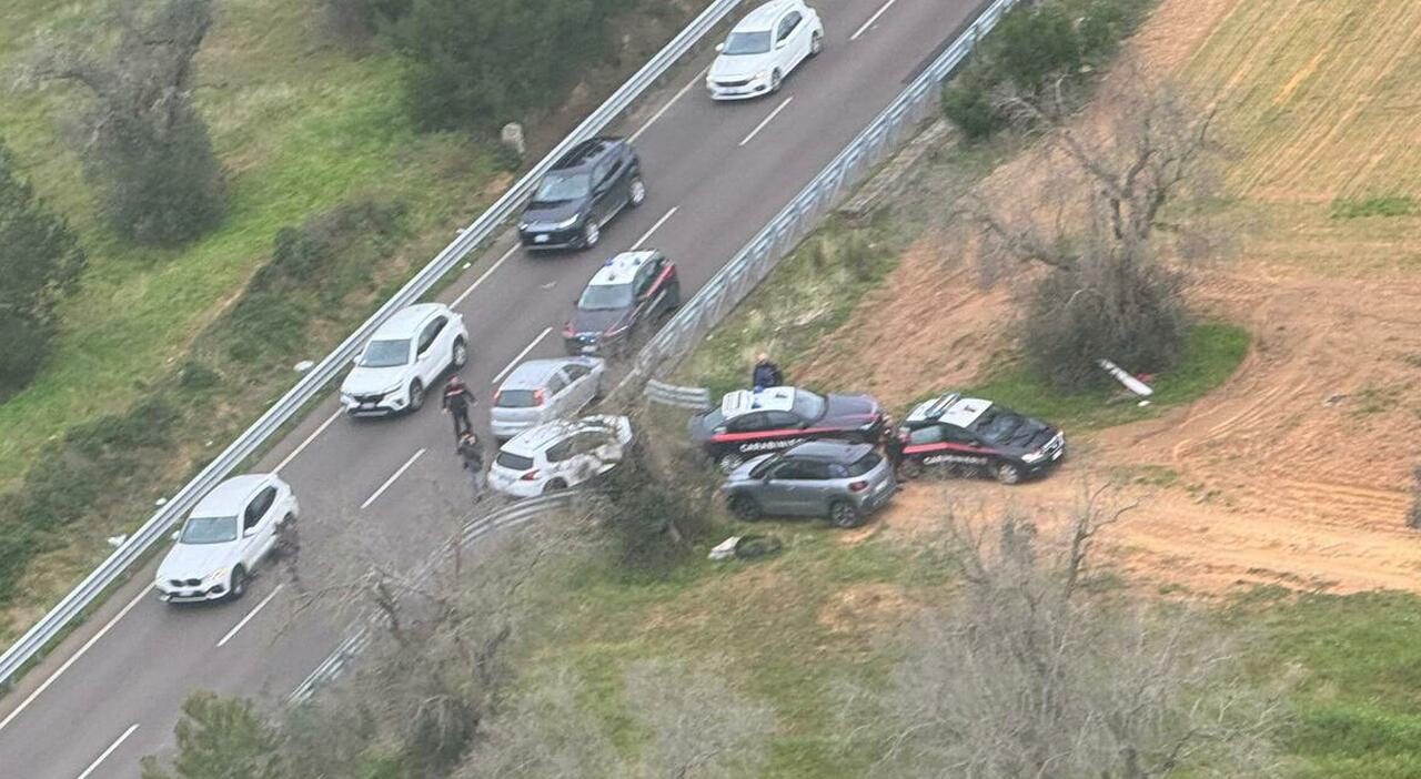 l inseguimento il conflitto a fuoco con i carabinieri e il proiettile che attraversa la gazzella carabinieri salvi per miracolo